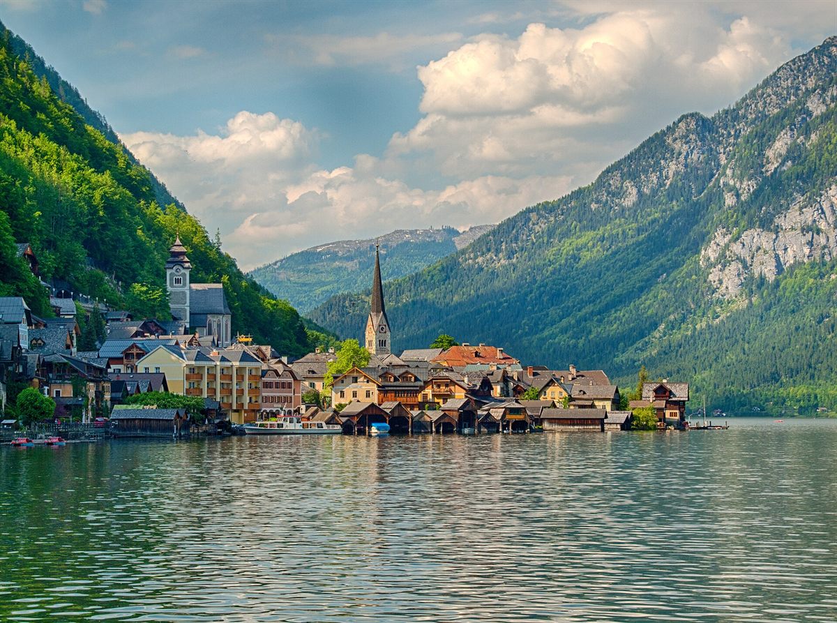 Alpine village (Hallstatt)